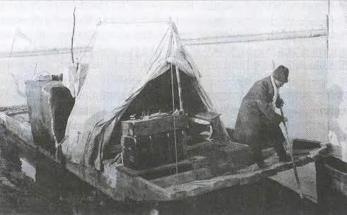 Хедин на реке Тарим 1899 год Хедин купил паром который использовали для - фото 12