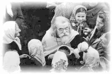 Однажды к мирно стоящей у братского корпуса толпе паломников вдруг подлетел - фото 78