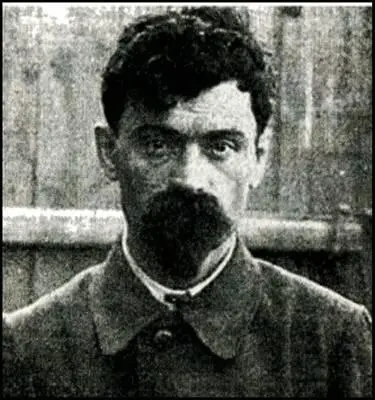 Яков Юровский 1918 г Прежние охранники уже не подпускались близко к семье и - фото 6