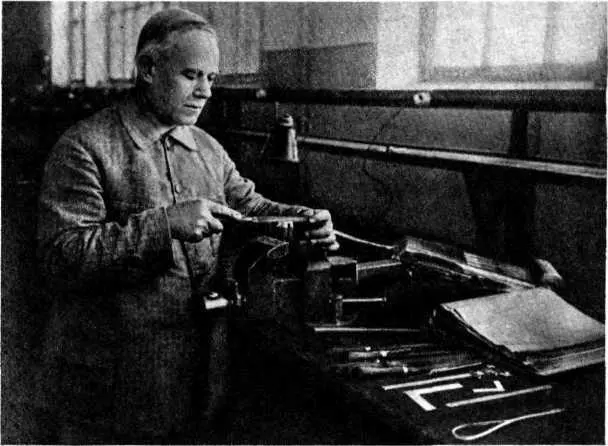 В А Дегтярев за работой 1931 г В А Дегтярев и В Г Федоров пятый и - фото 9