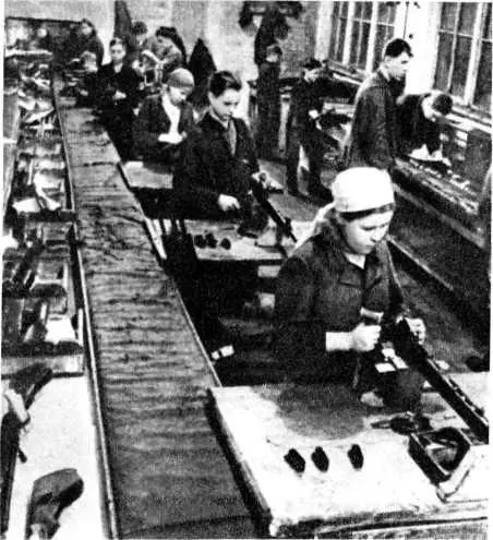 Сборка ручных пулеметов ДП на Ковровском заводе 1942 г I В А Дегтярев в - фото 36