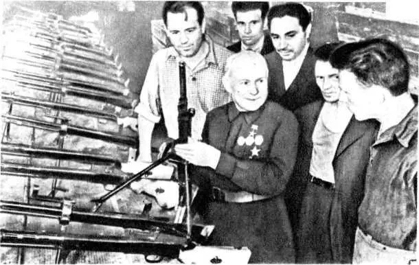 В А Дегтярев в сборочном цехе пулеметов ДП и ДТ Ковров 1942 г Проверка - фото 37