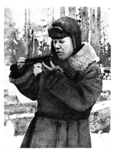 В А Дегтярев на заготовке дров для завода минута отдыха Зима 194243 гг - фото 39
