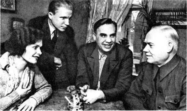 Избирагели на приеме у депутата Верховного Совета СССР В А Дегтярева 1946 г - фото 46