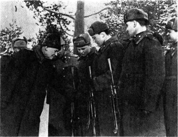 В А Дегтярев во время посещения воинской части 1948 г Министр вооружения - фото 48
