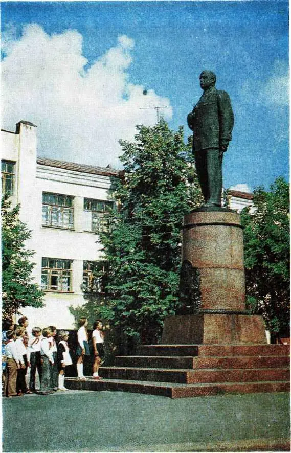 Памятник В А Дегтяреву з Коврове Фрагмент памятника В А Дегтяреву Действие - фото 53
