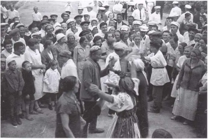 Танцы на массовке железнодорожников 1935 год Массовые игры на Тушинском - фото 11