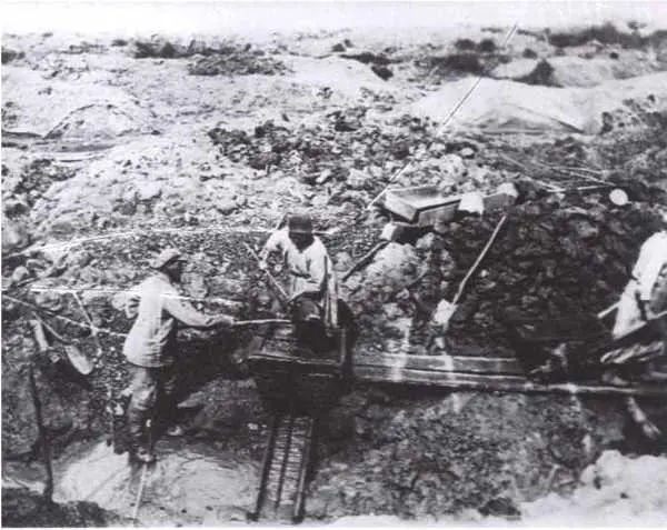 Промывка золотоносной породы на верхнем стане прииска Пионер Якутия 1935 - фото 16
