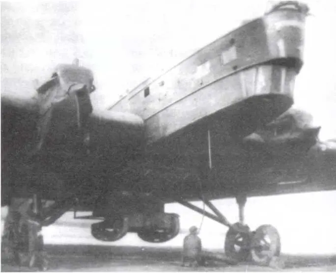 Специальная модификация тяжелого бомбардировщика ТБ3 с подвешенным плавающим - фото 24