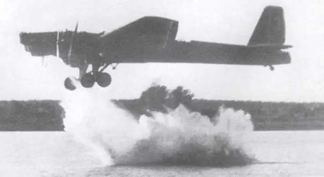 Сброс легкого плавающего танка Т37А на воду с бомбардировщика ТБ3 на - фото 26