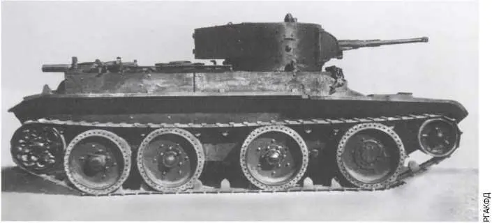 Легкий быстроходный танк БТ7 на гусеничном ходу на снимках вверху и внизу и - фото 28