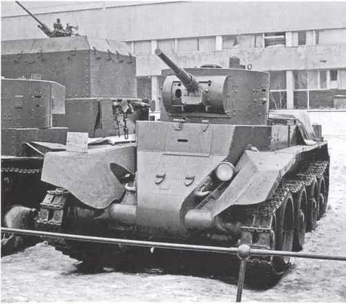 Легкий быстроходный танк БТ7 на гусеничном ходу на снимках вверху и внизу и - фото 29