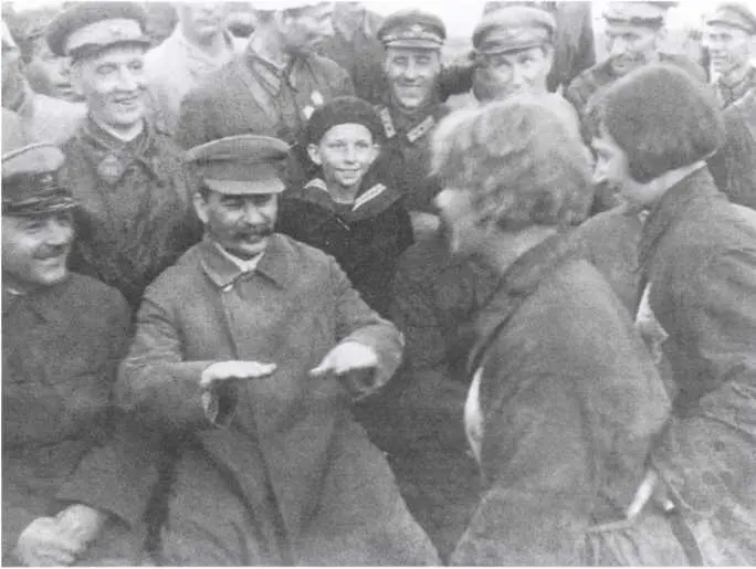 Иосиф Сталин и Климент Ворошилов слева беседуют с летчиками и парашютистами - фото 32