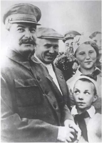 Сталин и первый секретарь МГК ВКПб Никита Хрущёв среди пионеров на Тушинском - фото 34