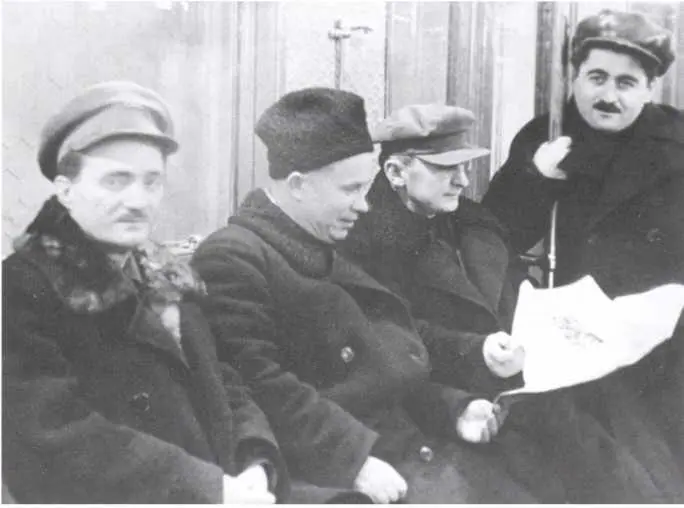 Никита Хрущёв второй слева и Лаврентий Берия второй справа едут в вагоне - фото 38