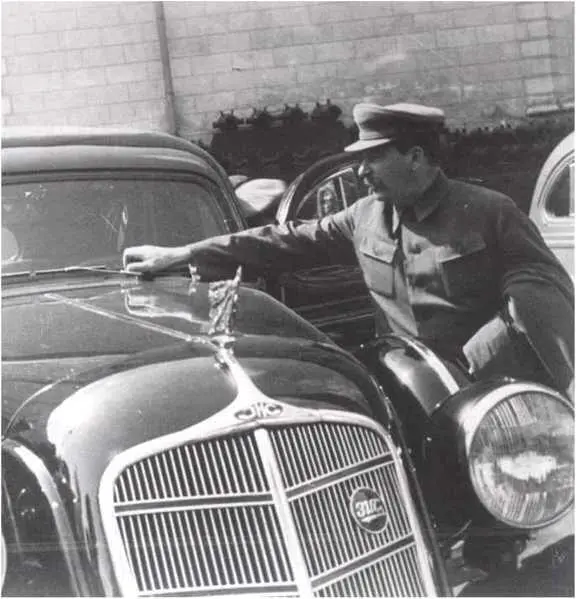 Сталин осматривает автомобиль ЗИС производства Завода имени Сталина ЗИС ныне - фото 41
