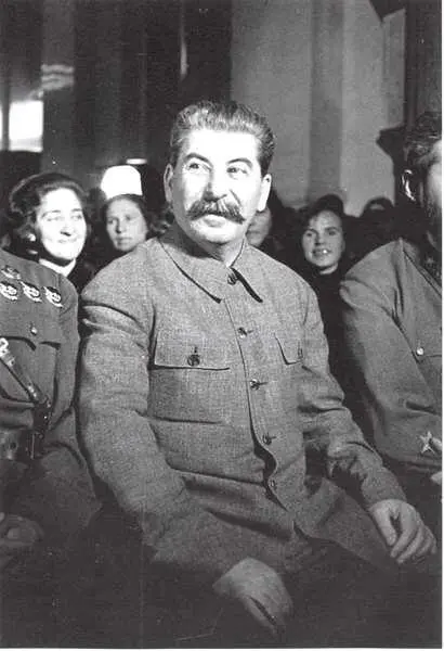 Сталин среди участниц Всесоюзного совещания жен командиров РККА и такие - фото 42