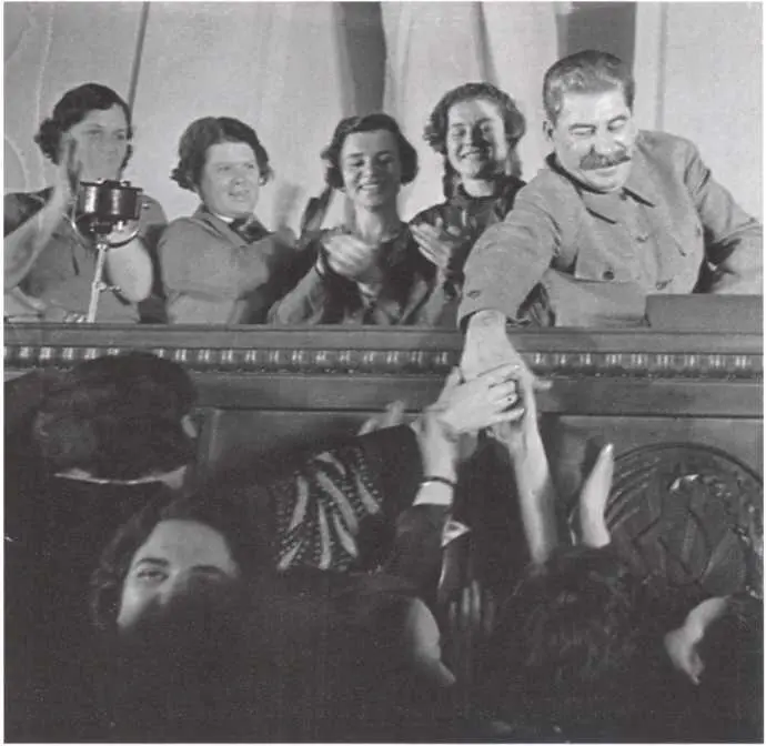 Сталин пожимает руки членам делегации женщин инженернотехнических работников - фото 43