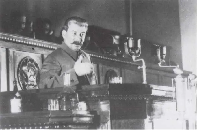 Сталин выступает с докладом в Большом Зале Кремлёвского дворца 1936 г - фото 44