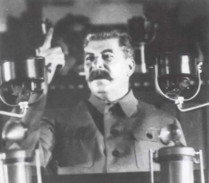 Сталин выступает с докладом в Большом Зале Кремлёвского дворца 1936 г - фото 45
