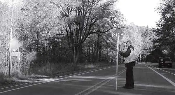 Flagger его работа заключается в том чтобы держать знак 256 Фотограф - фото 27