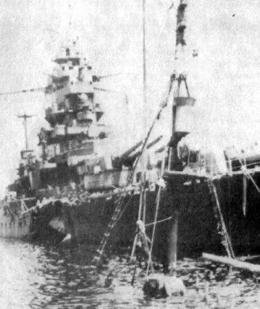 Рис 45 Линкор Дюнкерк после налета британской авиации 6 июля 1940 г - фото 47