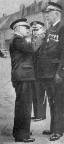 Рис 48 Адмирал Дарлан слева и контрадмирал Ле Люк Адмирал Годфруа в - фото 50
