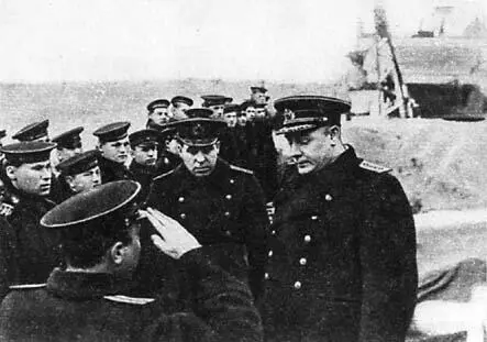 Нарком ВМФ Н Г Кузнецов на черноморском тральщике Погрузка торпеды на малый - фото 25