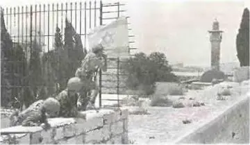 1967 г Командир роты 55й десантной бригады Йорам Замуш поднимает израильский - фото 5