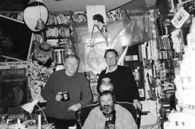Юрий Морозов и Володя Козлов в гостях у Коли Васина 2000е гг На берегу - фото 45