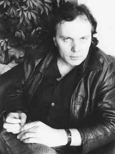 Юрий Апрель 1989 г Польша В Заходском 1980 г В аллее парка на шоссе - фото 48