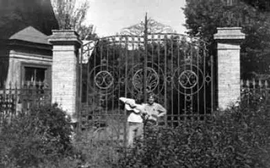 Юра Морозов и Серёжа Лузин Лето 1971 г Сергей и Юрий музицируют дома - фото 53