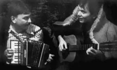 Сергей и Юрий музицируют дома Начало 1980х гг С Лузин и В Михеев - фото 54
