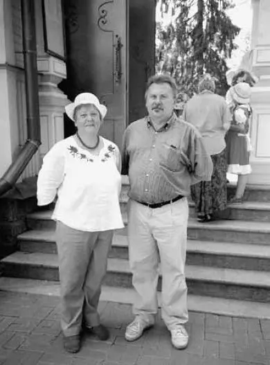 У храма Петра и Павла в Вырице Нина Морозова и Сергей Лузин Июль 2010 г - фото 64
