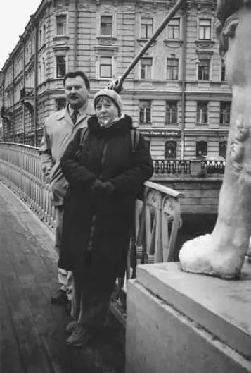 Нина Морозова с братом Сергеем Лузиным на Львином мостике 2005 г Нина - фото 65
