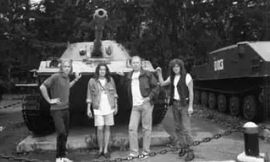 В поездке с группой Чиж Co по России Конец 1990 гг Марина Капуро и Юрий - фото 79