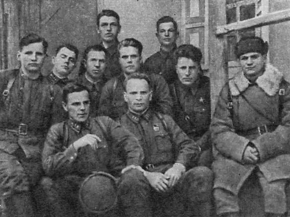 Офицеры 3го дивизиона 4 гмп В первом ряду сидят М А Макаров и П М Худяк - фото 11