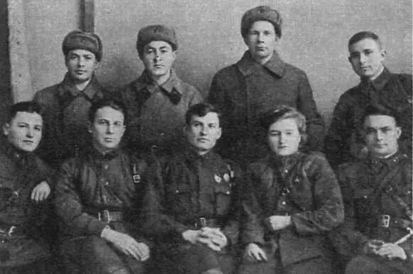 Санитарная часть 4 гмп В первом ряду И Н Марусенко Т Д Кузнецов Н С - фото 13