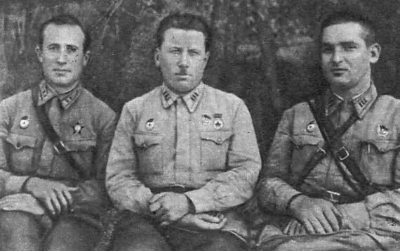 Командование 8 гмп Слева направо X А Макарьян А М Лобанов Б С Хохлов - фото 28