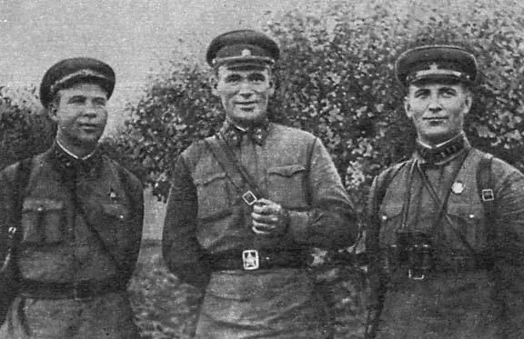 Н В Воробьев А Д Зубанов И Н Радченко Боевые машины выходят на огневую - фото 32
