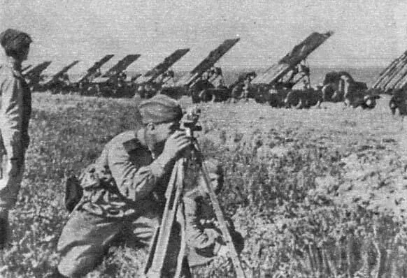 Дивизион М13 перед залпом Расчет кочующей боевой машины М13 после ночной - фото 34