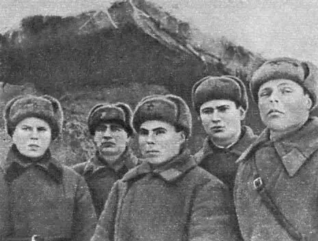Расчет кочующей боевой машины М13 после ночной работы Вручение партийного - фото 35