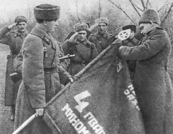 А Д Зубанов прикрепляет орден Ленина на Боевое знамя 4 гмп П П Пузик А - фото 37