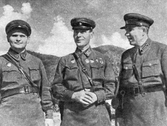 Военный совет опергруппы ГМЧ фронта Слева направо И Н Ломаковский А И - фото 45
