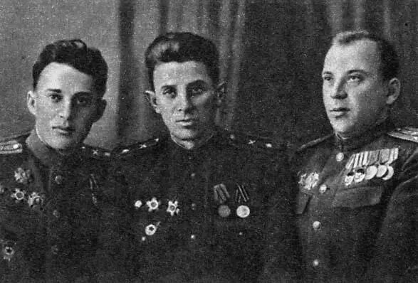 Командование 14й гвардейской минометной бригады Справа налево Н М Ковчур - фото 64