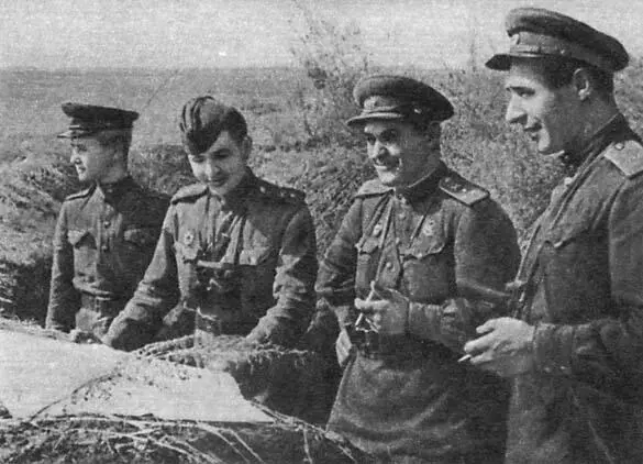 Справа налево А И Нестеренко И Н Ломаковский И С Щучка Леня - фото 65