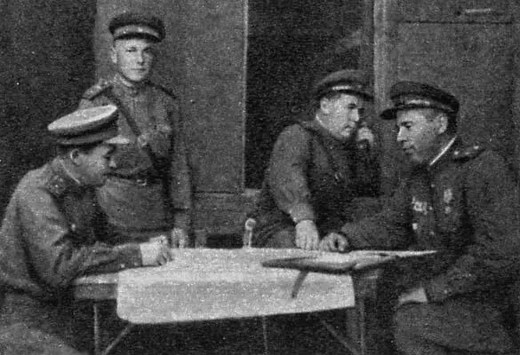 В штабе оперативной группы Первый слева К Г Сердобольский третий слева В - фото 67