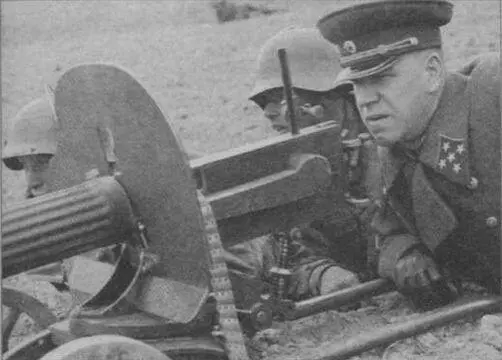 Командующий Киевским особым военным округом на учениях 1940 г О большой силе - фото 23