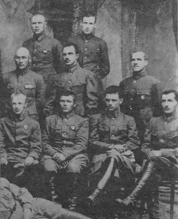На кавалерийских курсах усовершенствования командного состава 1924 г В первом - фото 24