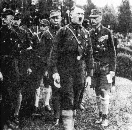 Грегор Штрассер после примирения с Гитлером На фото слева направо Генрих - фото 34